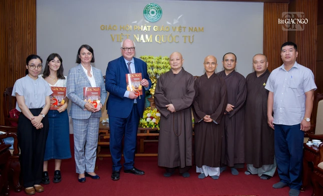 Tặng Báo Giác Ngộ ấn phẩm mới nhất đến phái đoàn