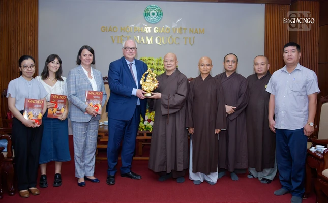 Hòa thượng Thích Lệ Trang tặng pho tượng Bồ-tát Thích Quảng Đức vị pháp thiêu thân đến phái đoàn ngoại giao Cộng hòa Pháp trong chuyến thăm và tìm hiểu về GHPGVN