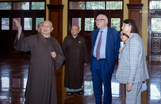 Hòa thượng Trưởng ban Trị sự GHPGVN TP.HCM hướng dẫn phái đoàn thăm chánh điện Việt Nam Quốc Tự