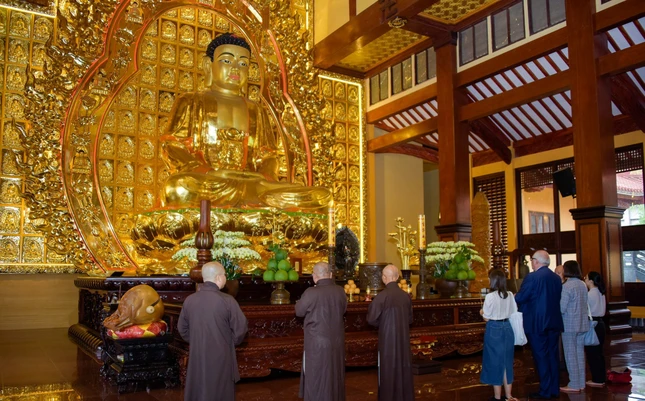 Trước tôn tượng Đức Phật Thích Ca tại chánh điện