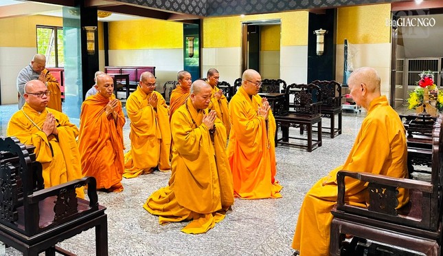 Thượng tọa Thích Quảng Lộc đại diện tác bạch và nhất tâm cung thỉnh Đức Pháp chủ GHPGVN quang lâm chứng minh Đại giới đàn Huệ Đăng