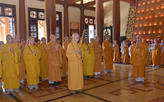 Đức Pháp chủ niêm hương tưởng niệm trước bàn thờ Tổ quốc, anh linh các anh hùng liệt sĩ vì nước quên mình