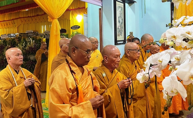 Tưởng niệm và cầu nguyện trước Giác linh đài Trưởng lão Hòa thượng tân viên tịch