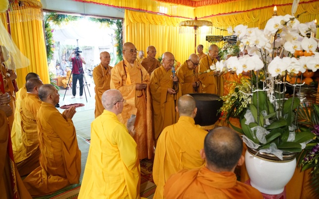 Chư vị giáo phẩm Hội đồng Chứng minh quang lâm viếng tang Trưởng lão Hòa thượng Thích Giác Minh - Ảnh: Giác Minh Vĩnh