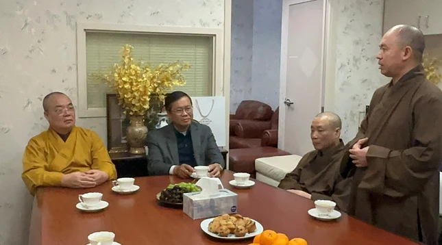 Thượng tọa Thích Đức Thiện cũng đã trao đổi và thông tin với Đại sứ - Tổng Lãnh sự Hoàng Anh Tuấn về Hội Phật tử Việt Nam tại Hoa Kỳ