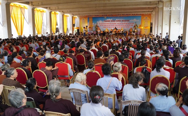 Quang cảnh buổi cung nghinh chư tôn Trưởng lão Hội đồng Chứng minh, quý giáo phẩm Hội đồng Trị sự tại chùa Thánh Long, tỉnh Thái Bình ngày 12-8-2023