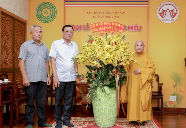 Tặng hoa chúc mừng nhân Đại lễ Vu lan - Ảnh: PSO