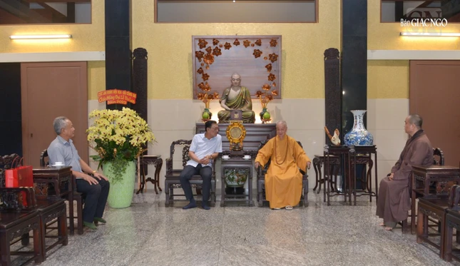 Đức Pháp chủ GHPGVN tiếp Thiếu tướng Phạm Ngọc Việt tại chùa Huê Nghiêm