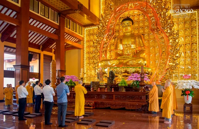 Hòa thượng Thích Lệ Trang và chư tôn đức Ban Nghi lễ hướng dẫn phái đoàn dâng hương