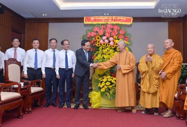 Phó Thủ tướng tặng hoa chúc mừng đến chư tôn đức giáo phẩm lãnh đạo GHPGVN