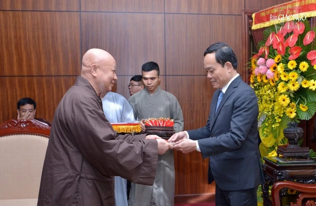 Hòa thượng Thích Lệ Trang tặng quà lưu niệm đến Phó Thủ tướng và phái đoàn
