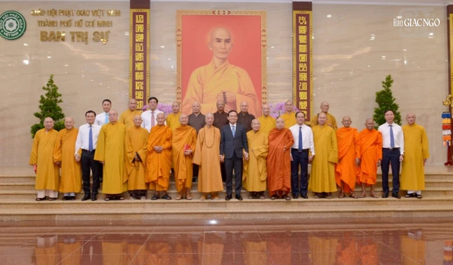 Chụp ảnh lưu niệm nhân dịp thăm trong mùa Vu lan - Báo hiếu Phật lịch 2567 (2023)