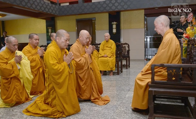 Phái đoàn Ban Trị sự GHPGVN tỉnh Bình Dương khánh tuế Đức Pháp chủ