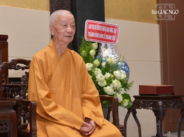 Đức Pháp chủ thăm hỏi Hòa thượng Chủ tịch và chư vị Phó Chủ tịch, đồng thời có những lời dặn dò trong trách nhiệm trước Giáo hội và Tăng Ni, Phật tử