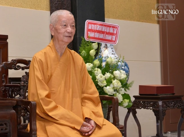 Đức Pháp chủ thăm hỏi Hòa thượng Chủ tịch và chư vị Phó Chủ tịch, đồng thời có những lời dặn dò trong trách nhiệm trước Giáo hội và Tăng Ni, Phật tử