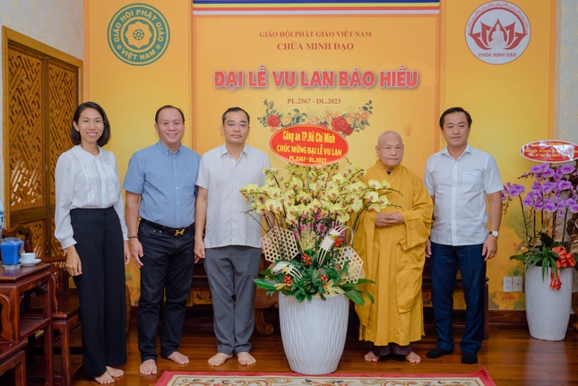Phái đoàn lãnh đạo Công an TP.HCM chúc mừng Hòa thượng Chủ tịch Hội đồng Trị sự GHPGVN - Ảnh: Đăng Huy