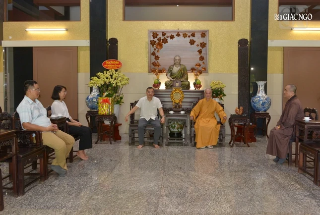 Phái đoàn lãnh đạo Công an TP.HCM thăm và chúc mừng Đại lễ Vu lan đến Đức Pháp chủ GHPGVN