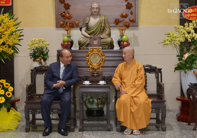 Nguyên Chủ tịch nước Nguyễn Xuân Phúc và Đức Pháp chủ GHPGVN chia sẻ câu chuyện thân tình bên tách trà nhân mùa Vu lan