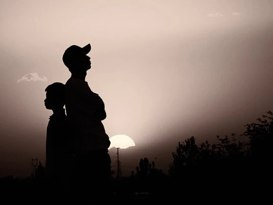 Tôi được cài hoa hồng đỏ, vì còn cả cha và mẹ, nhưng trong thâm tâm tôi niềm vui chẳng trọn vẹn, vì ba mẹ đã bỏ nhau tù lúc tôi còn nhỏ... Tôi được cài hoa hồng đỏ, vì còn cả cha và mẹ, nhưng trong thâm tâm tôi niềm vui chẳng trọn vẹn, vì ba mẹ đã bỏ nhau tù lúc tôi còn nhỏ...