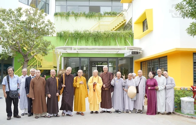 Chư Tăng Ni và các nhà tài trợ, quản lý dự án trước cơ sở Trường mầm non Lâm Tỳ Ni trong ngày khai giảng năm học mới