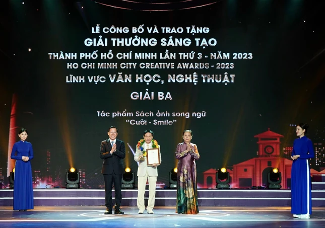 Nhiếp ảnh gia Trần Thế Phong tại lễ công bố và trao tặng giải thưởng Sáng tạo năm 2023