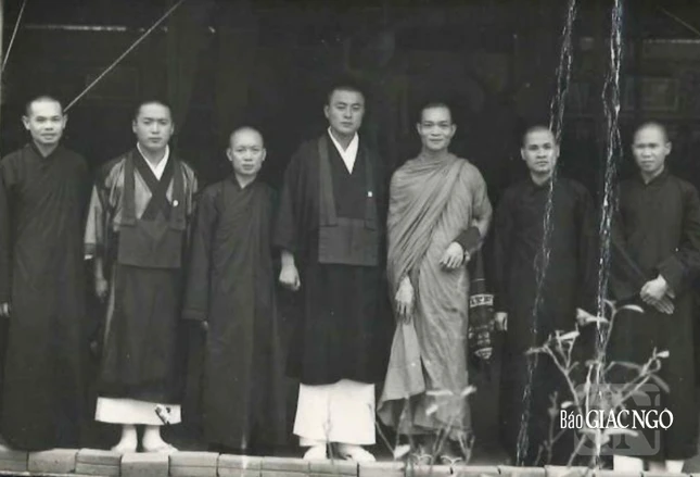 Với chư Tăng Việt Nam tại Sài Gòn (1964)