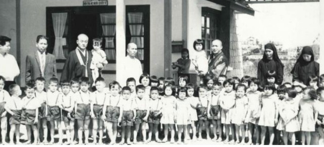 Thăm cô nhi viện Linh Sơn ở Đà Lạt (1964)