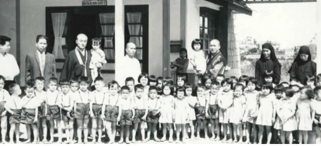 Thăm cô nhi viện Linh Sơn ở Đà Lạt (1964)