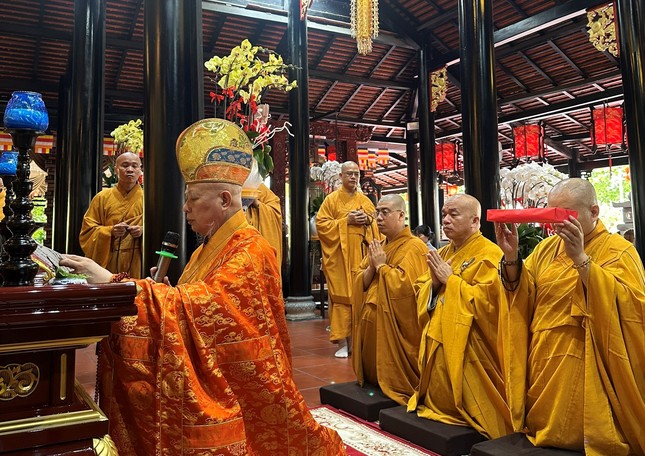 Hòa thượng Thích Lệ Trang sám chủ