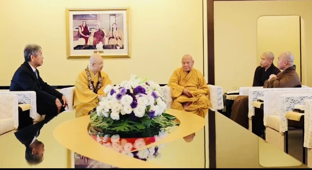 Hòa thượng Chủ tịch Hội đồng Trị sự và phái đoàn tại Trụ sở của WBS