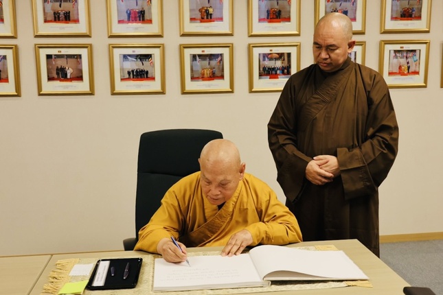 Hòa thượng Chủ tịch Hội đồng Trị sự GHPGVN ghi lưu niệm