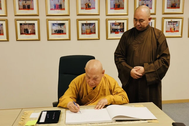 Hòa thượng Chủ tịch Hội đồng Trị sự GHPGVN ghi lưu niệm