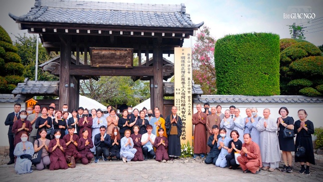 Tăng Ni, Phật tử Việt Nam trước chùa Tịnh An