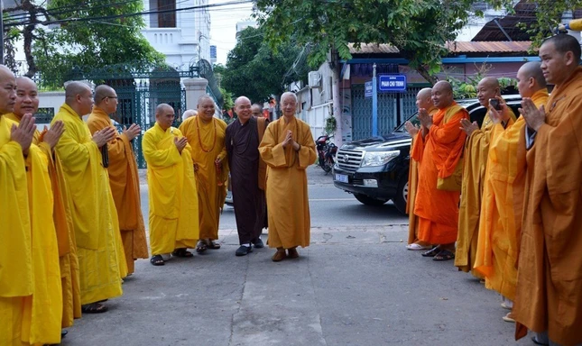 Chư Tăng Ni Ban Trị sự GHPGVN tỉnh Bà Rịa - Vũng Tàu cung nghinh Đức Pháp chủ quang lâm Linh Phong Thiền Uyển