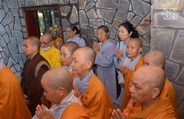 Tăng Ni, Phật tử lắng nghe lời huấn thị của Đức Pháp chủ