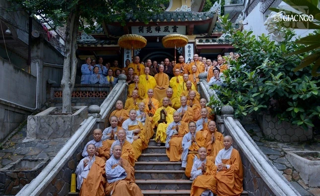 Trước lối vào Linh Phong Thiền Uyển