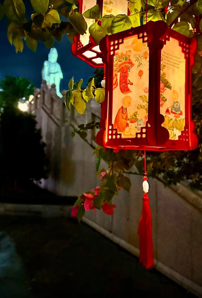 Thiết kế lồng đèn thủ công do các Phật tử chùa Định Thành phát tâm thực hiện Thiết kế lồng đèn thủ công do các Phật tử chùa Định Thành phát tâm thực hiện