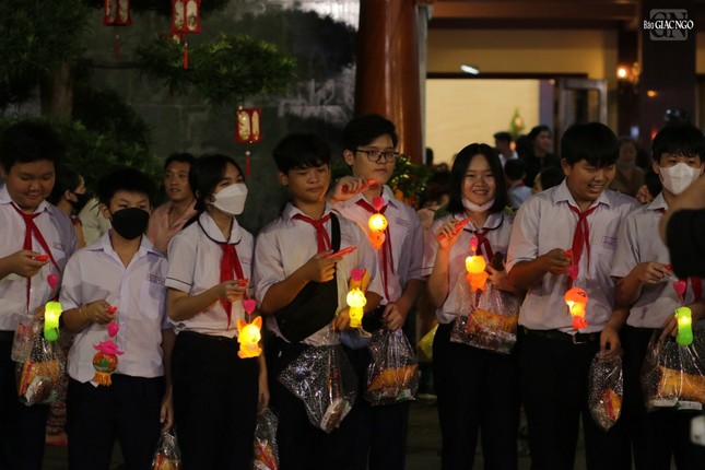 Số lượng tham dự vượt ngoài dự tính ban đầu là 1.000 em nhưng niềm vui được nhân lên vì tất cả các em tham dự đều có quà Trung thu được Ban Tổ chức chuẩn bị trước đó