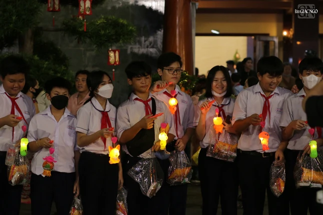 Số lượng tham dự vượt ngoài dự tính ban đầu là 1.000 em nhưng niềm vui được nhân lên vì tất cả các em tham dự đều có quà Trung thu được Ban Tổ chức chuẩn bị trước đó