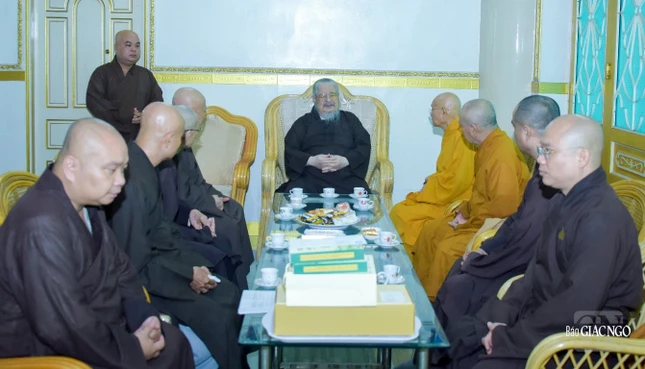 Hòa thượng Thích Lệ Trang và chư vị giáo phẩm đại diện Ban Trị sự GHPGVN TP.HCM tại chùa Phật Bảo