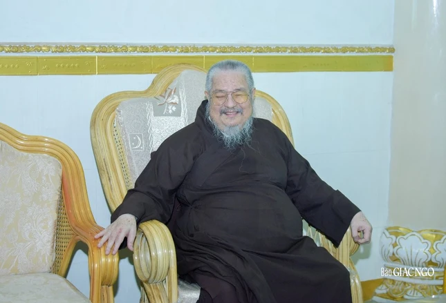 Mặc dù thân đang có bệnh duyên nhưng Trưởng lão Hòa thượng vẫn rất minh mẫn