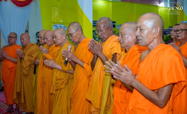 Chư vị Trưởng lão Hội đồng Chứng minh viếng tang Trưởng lão Hòa thượng Dương Nhơn, Phó Pháp chủ kiêm Giám luật Hội đồng Chứng minh GHPGVN, tại chùa Cần Đước (tỉnh Sóc Trăng), chiều 5-10-2023