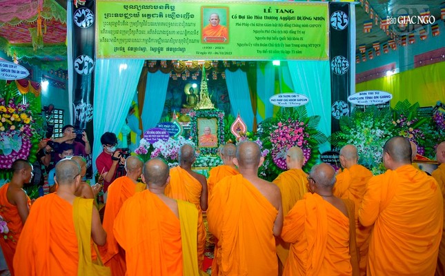 Chư vị Trưởng lão trước kim quan và di ảnh Trưởng lão Hòa thượng Dương Nhơn - Phó Pháp chủ kiêm Giám luật Hội đồng Chứng minh, tôn trí tại chùa Cần Đước (Sóc Trăng)