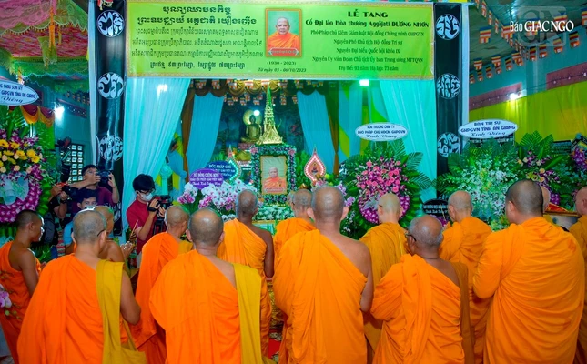 Chư vị Trưởng lão trước kim quan và di ảnh Trưởng lão Hòa thượng Dương Nhơn - Phó Pháp chủ kiêm Giám luật Hội đồng Chứng minh, tôn trí tại chùa Cần Đước (Sóc Trăng)