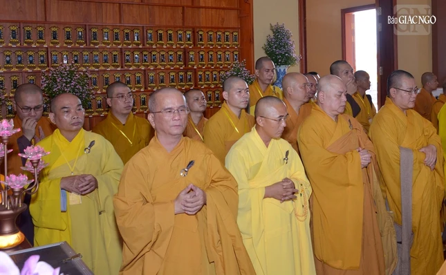 Nhiều thế hệ Tăng Ni, Phật tử kính mến cố Trưởng lão Hòa thượng đã trở về tưởng niệm ngài