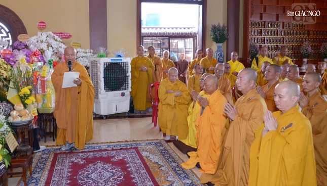 Hòa thượng Thích Thiện Hòa cung tuyên tiểu sử trong lễ tưởng niệm