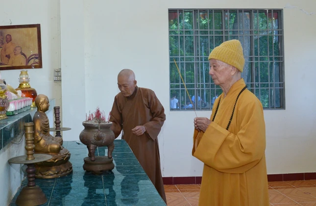 Hòa thượng dâng hương cầu nguyện
