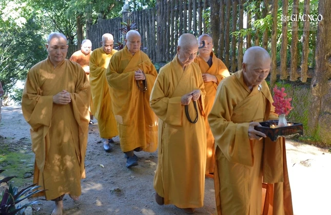 Chư tôn đức cung nghinh Trưởng lão Hòa thượng quang lâm