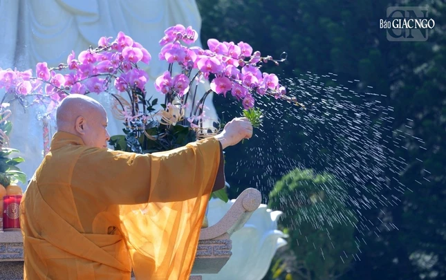 Hòa thượng Thích Lệ Trang sái tịnh địa trước lúc cung thỉnh Pháp thân Đức Phật an vị