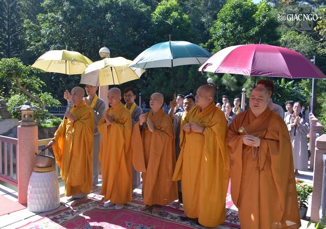 Thượng tọa Thích Thiện Quý, Phó Trưởng ban kiêm Chánh Thư ký Ban Trị sự GHPGVN TP.HCM; Thượng tọa Thích Quảng Chơn, Phó Thường trực Ban Nghi lễ T.Ư; Thượng tọa Thích Trung Nguyện, Phó Thư ký kiêm Chánh Văn phòng Ban Trị sự GHPGVN TP.HCM cùng chư tôn đức Ban Nghi lễ, tổ đình Ấn Quang và các tự viện tham dự cầu nguyện
